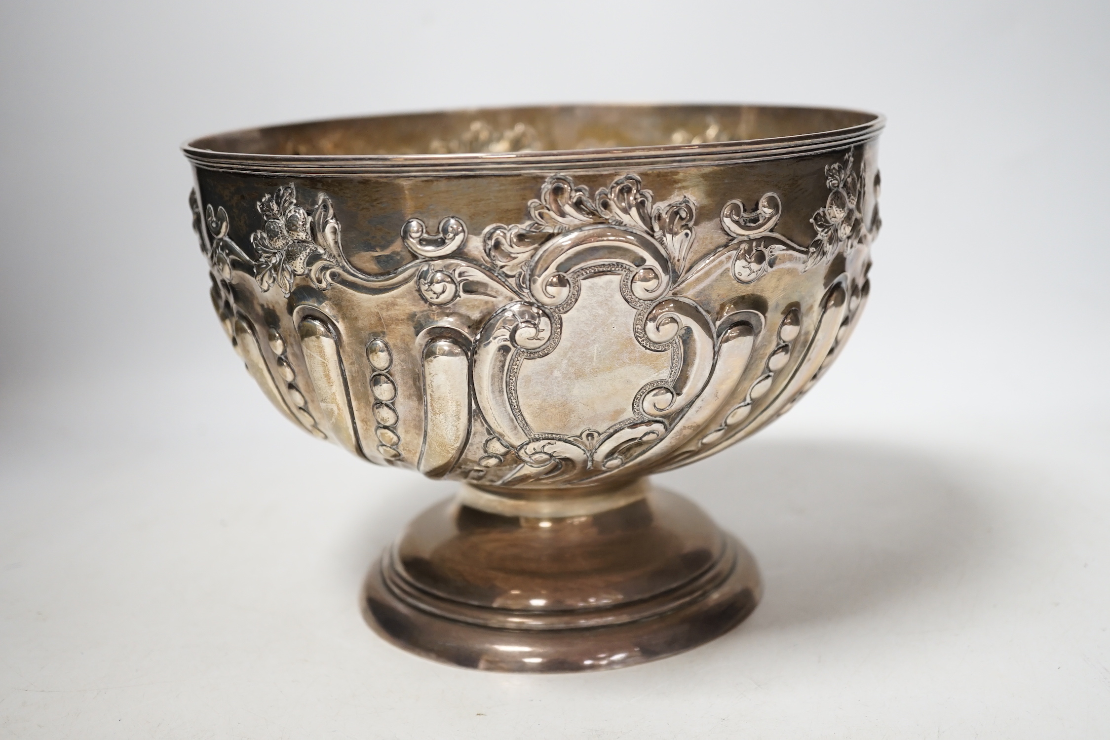 An Edwardian demi fluted silver rose bowl, Nathan & Hayes, Chester, 1904, diameter 20.9cm, 17.6oz.